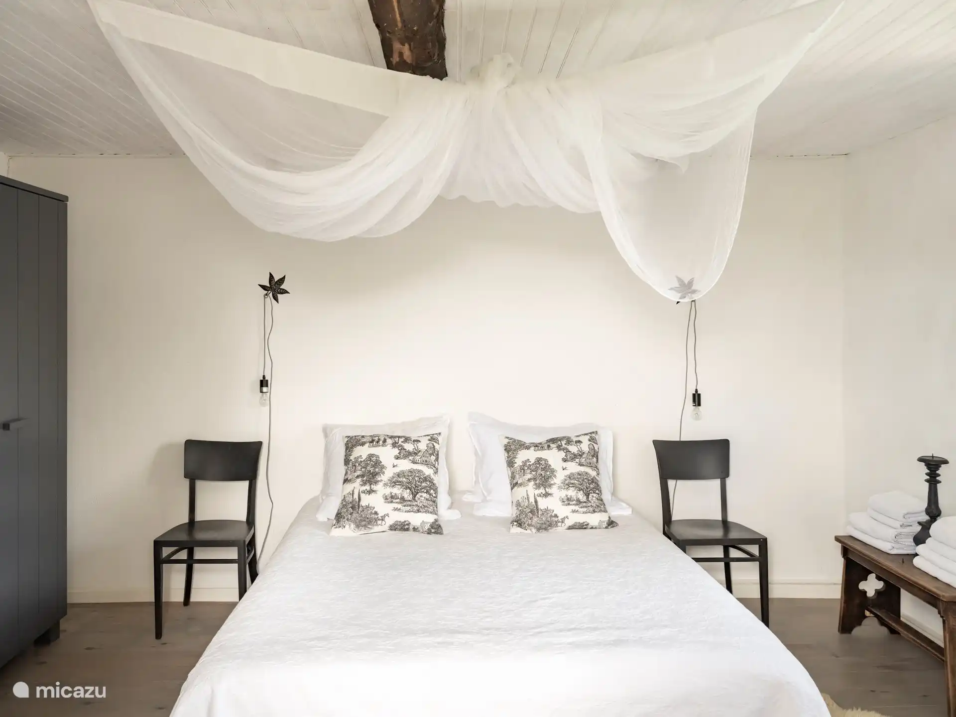 Schlafzimmer mit Doppelbett 160x200