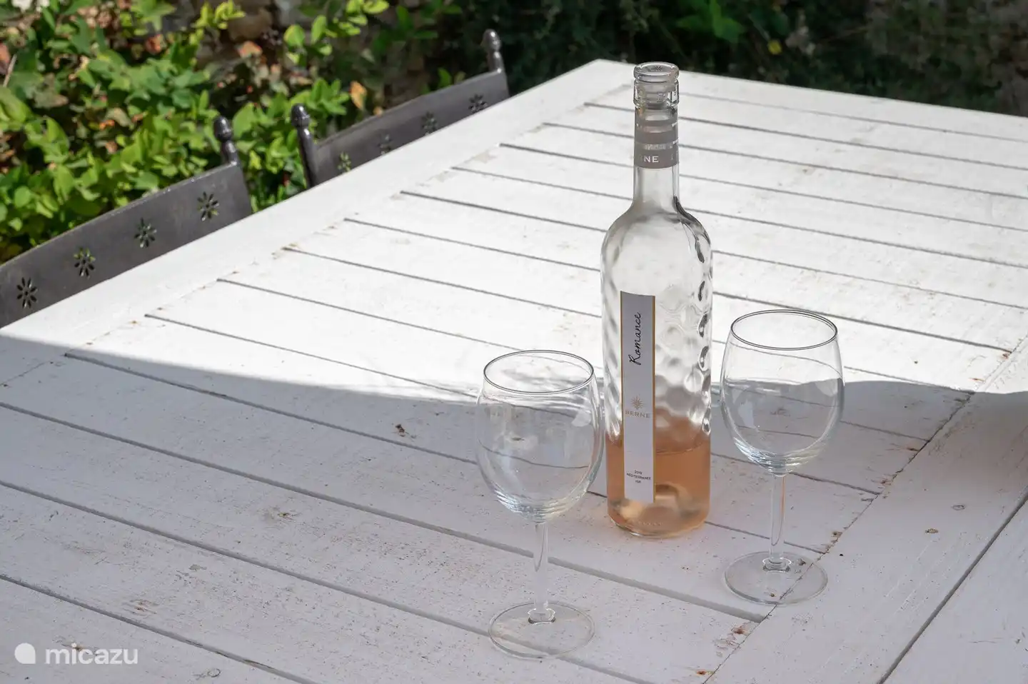 Bei Ihrer Ankunft wartet eine herrlich kühle Flasche auf Sie