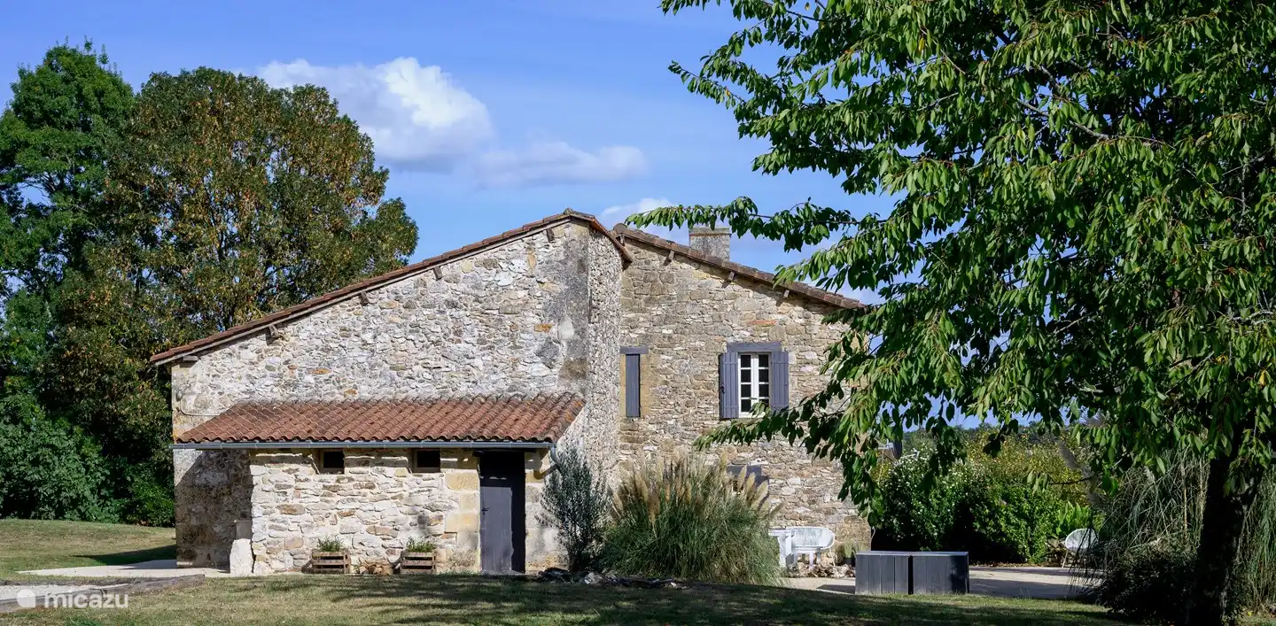 Dieses attraktive Ferienhaus aus Naturstein (Maison und Pierre) war ursprünglich ein Bauernhaus aus dem 19. Jahrhundert. Jetzt mit allem modernen Komfort ausgestattet. Sie wohnen hier zwischen den Obstplantagen im Süden der Dordogne, in der Nähe von Bergerac. Das Haus strahlt die typische Atmosphäre dieser schönen Region aus.