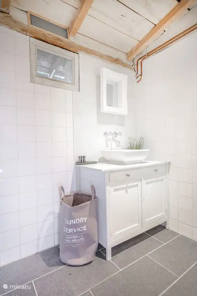 Extra Waschküche mit Dusche, WC sowie Waschmaschine und Trockner