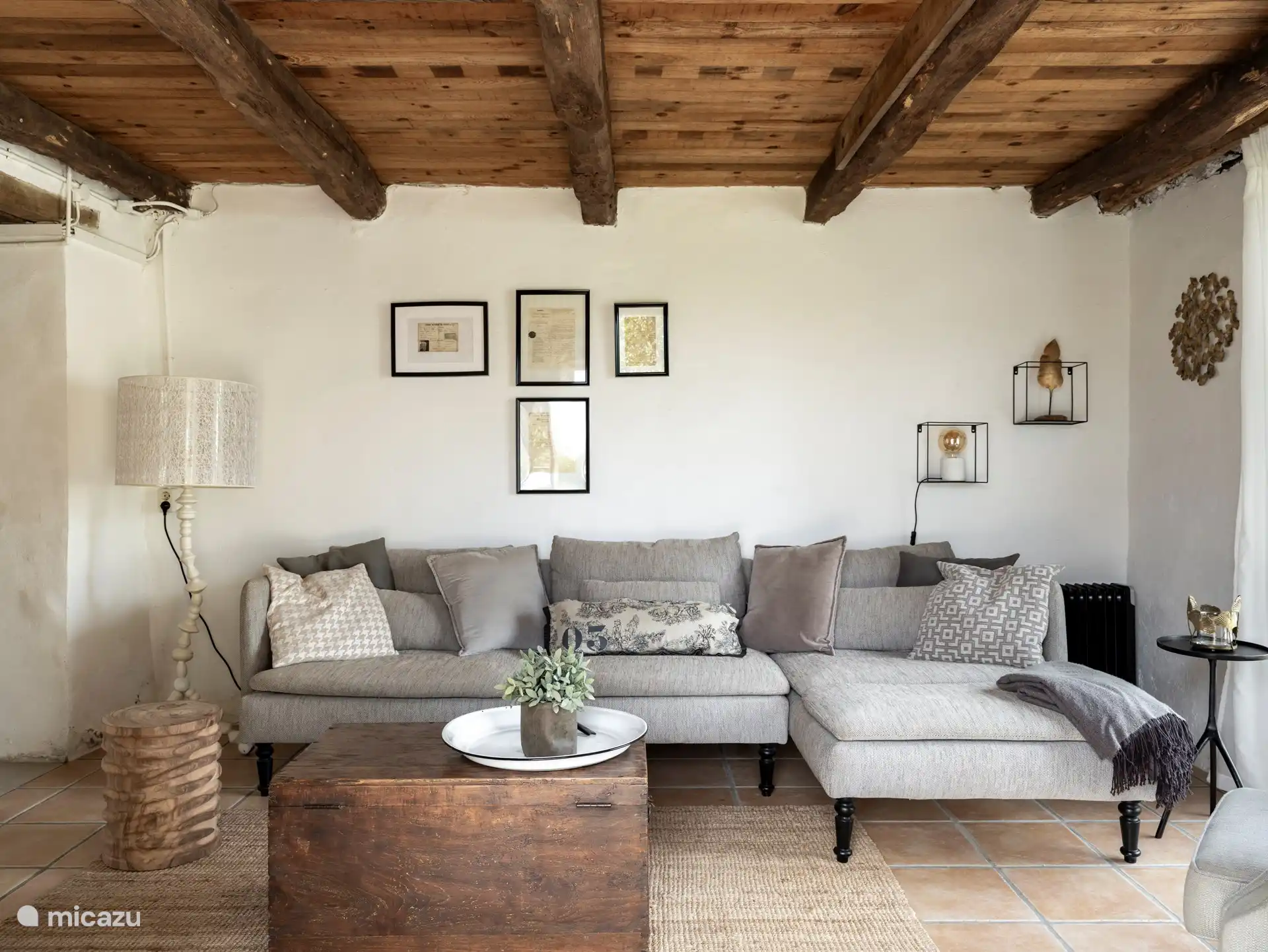 Das gemütliche Wohnzimmer mit schönem Lounge-Sofa