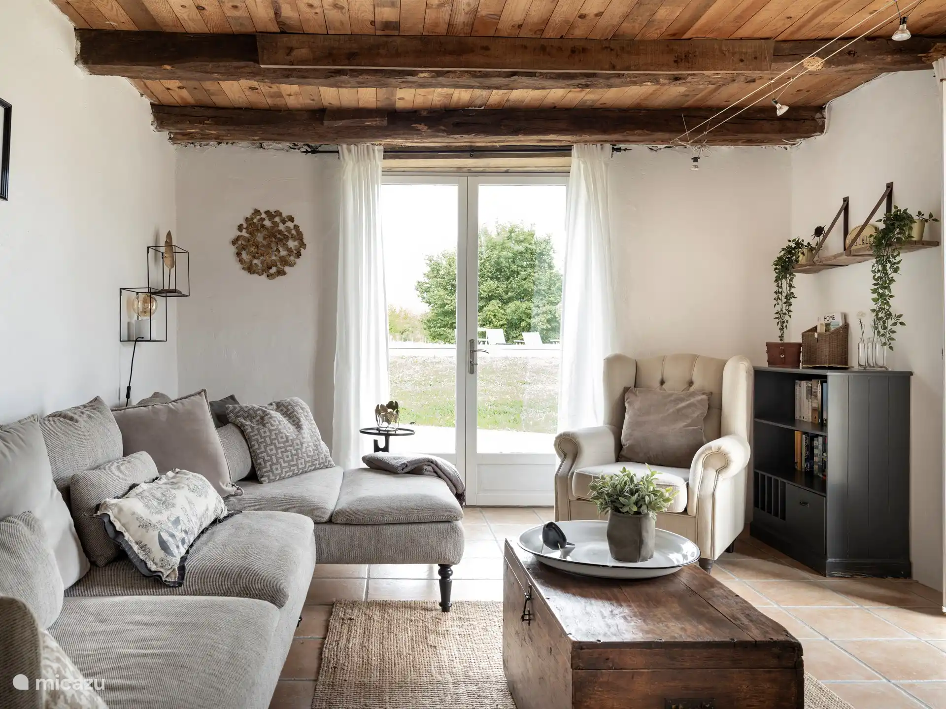 Das Wohnzimmer mit Blick auf den Pool