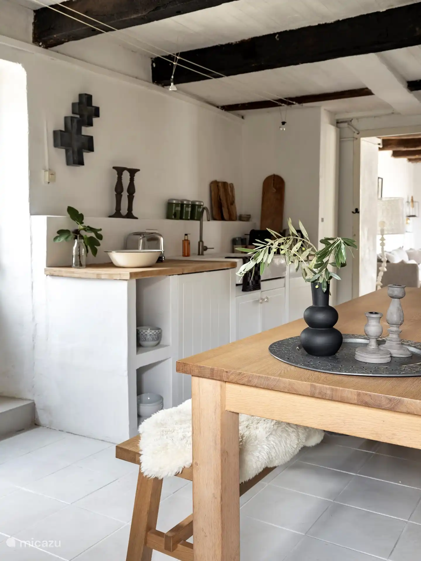 Gemütliche Küche, in der alles vorhanden ist, um eine köstliche Mahlzeit zuzubereiten