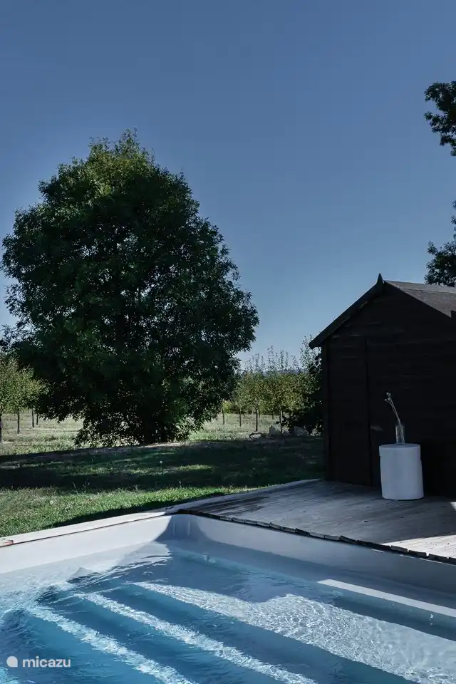 Dank der flachen, begehbaren Treppe können Sie sich mit den Füßen ins Wasser setzen, um sich abzukühlen. Ein perfekter Ort, um einen erfrischenden Moment zu genießen!