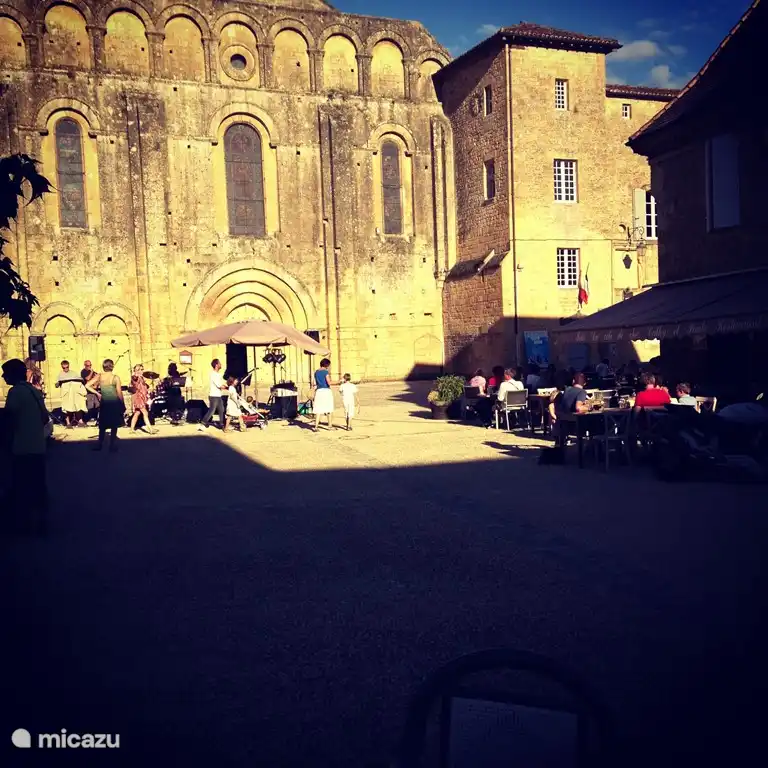 Party auf dem Platz in Cadouin