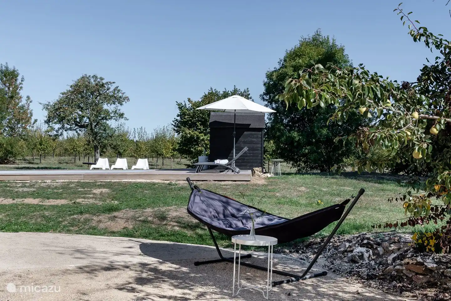 Träumen Sie in der Fatboy-Hängematte auf der Terrasse, mit einem Getränk in Reichweite. Genießen Sie den Blick auf den Pool und lassen Sie sich von der französischen Sonne wärmen.