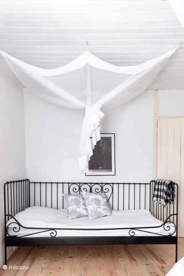 Dieses komfortable Einzelbett ist ein zusätzlicher Schlafplatz in einem der beiden geräumigen Schlafzimmer, so dass während Ihres erholsamen Urlaubs in der Dordogne genügend Platz für die ganze Familie oder einen zusätzlichen Freund vorhanden ist.