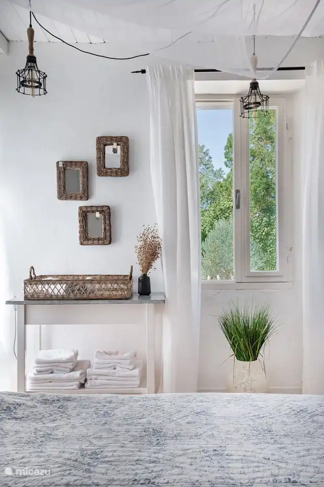 Schlafzimmer mit Blick auf den Garten