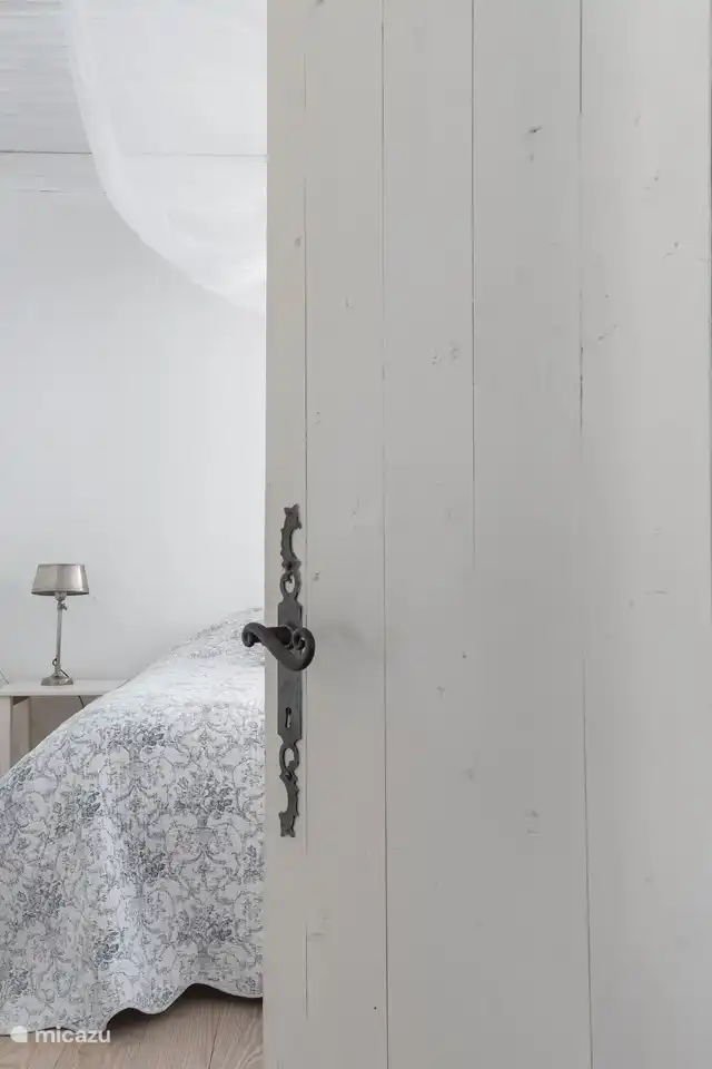 Schönes Schlafzimmer mit Doppelbett und Einzelbett