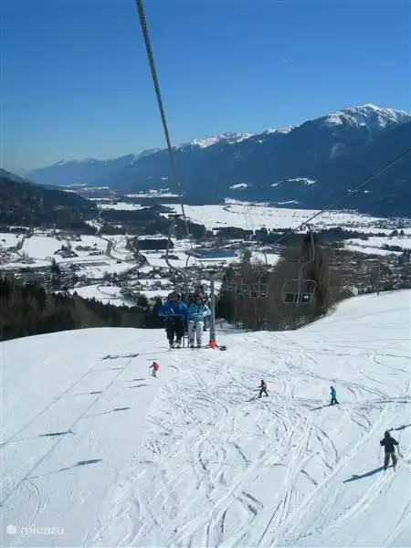 De camino al siguiente descenso en la agradable zona de esqu&#237; familiar de K&#246;tschach-Mauthen.