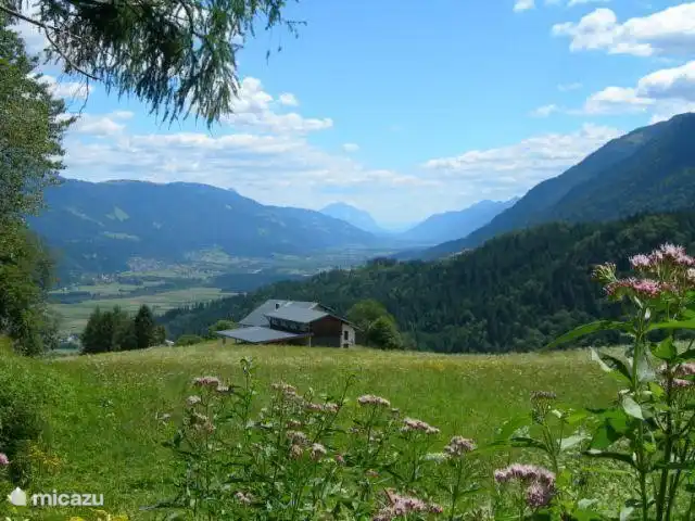 Disfruta de la hermosa naturaleza a lo lejos...