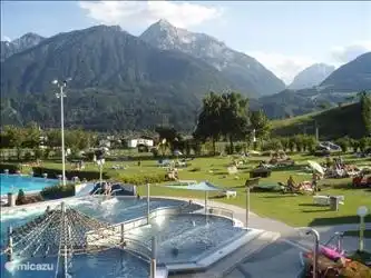 ... o relajarse en la piscina interior y exterior Aquarena.