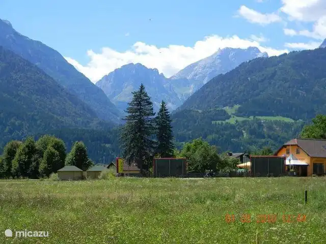 Vista desde el balc&#243;n a las hermosas monta&#241;as de Italia...