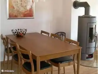 La mesa de comedor ofrece espacio para 6 personas.
