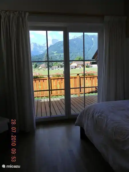 Desde el dormitorio principal con amplio balc&#243;n hay una hermosa vista de las monta&#241;as.