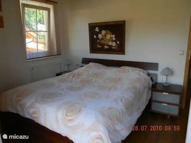 Amplio dormitorio principal con cama de matrimonio y gran armario.