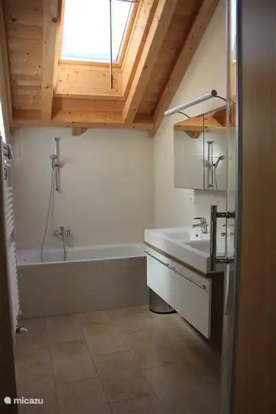 Amplio y lujoso ba&#241;o con ba&#241;era, muebles modernos con doble lavabo y ...