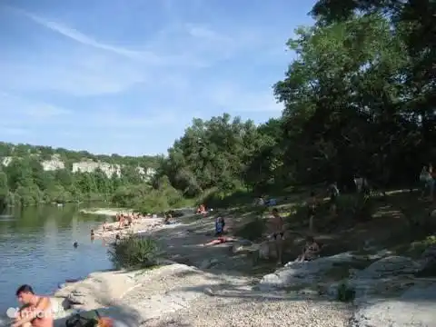 When the sun becomes too much you sit in the pleasant shade. Especially if your picnic basket with you.