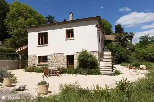 Villa seen from the driveway