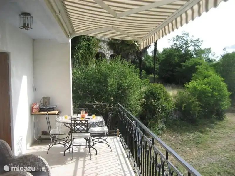 Bordes with gorgeous views of the beautiful valley.