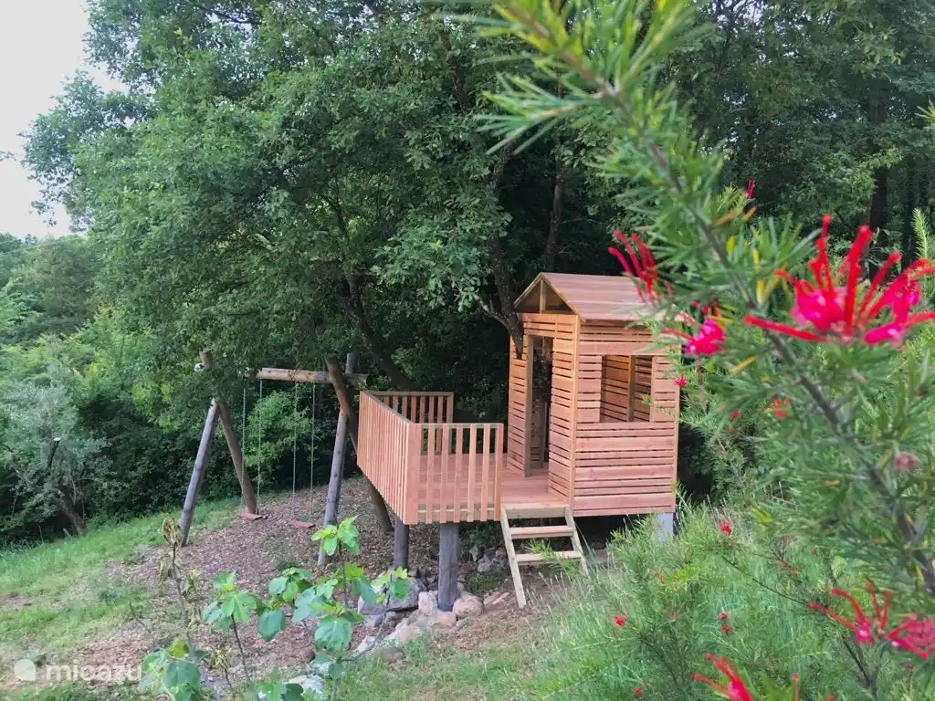 De nieuwe boomhut en de robuuste schommel