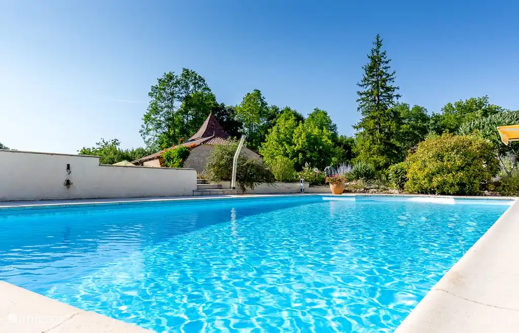 Hirondelle and swimming pool