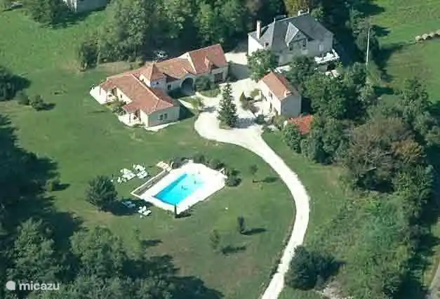 Domaine La Cabane is a small estate in the Dordogne/Lot region with 3 luxurious and spacious holiday homes for 4, 5 and 6 people. There is a large chlorine-free swimming pool with sun loungers to relax and enjoy the beautiful nature and tranquility.