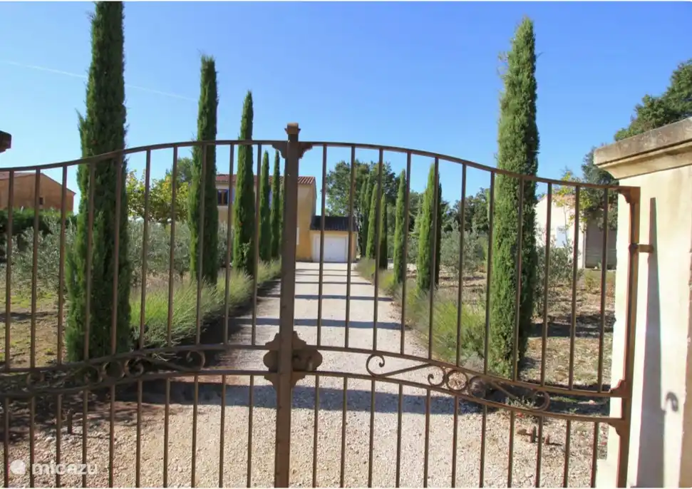 frente con puerta con llave