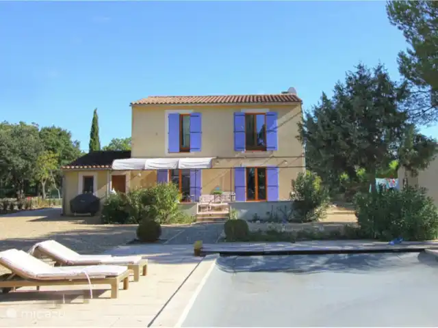 La Pinède : réf. et piscine refroidie | France, Vaucluse, Saint-Saturnin-lès-Apt - villa Arrière aux volets couleur lavande et belle véranda en partie couverte avec salon de jardin et coussins