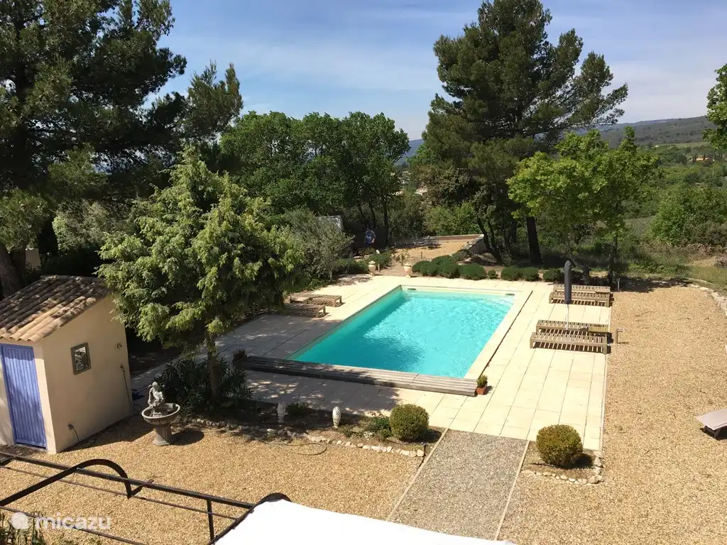 Vista superior del patio trasero, la piscina de agua salada tiene escalones incorporados