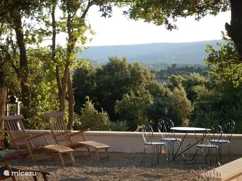 Balcon de Provence, vista despejada de Monts de Vaucluse y Capilla de Croagnes