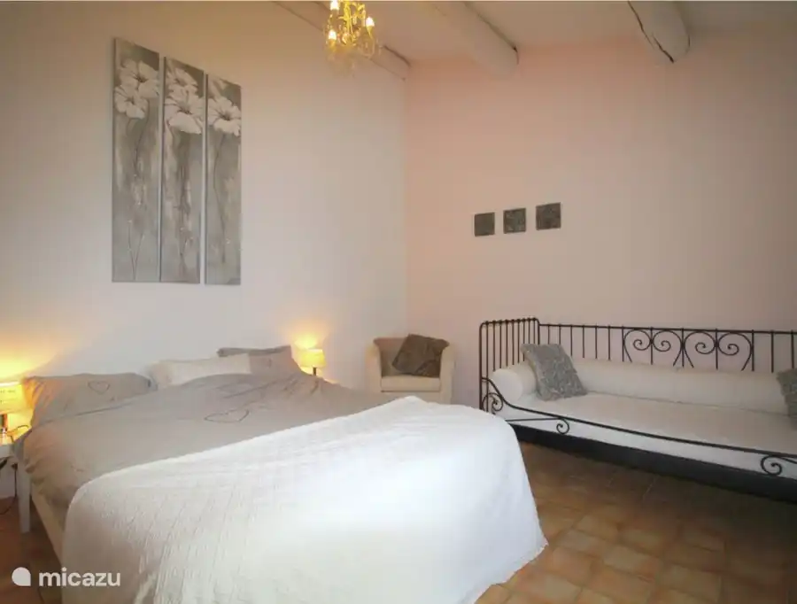 Dormitorio principal, 1 cama doble (1,60 x 2,00) y 1 cama individual (90 x 2,00).