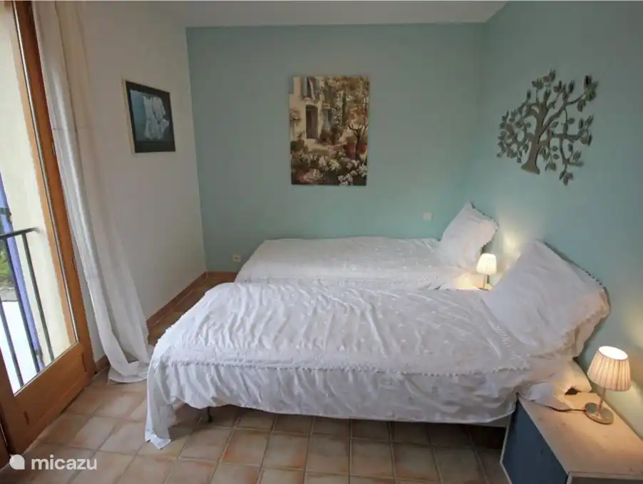 dormitorio con vista al valle, 2 camas box spring (90x200)