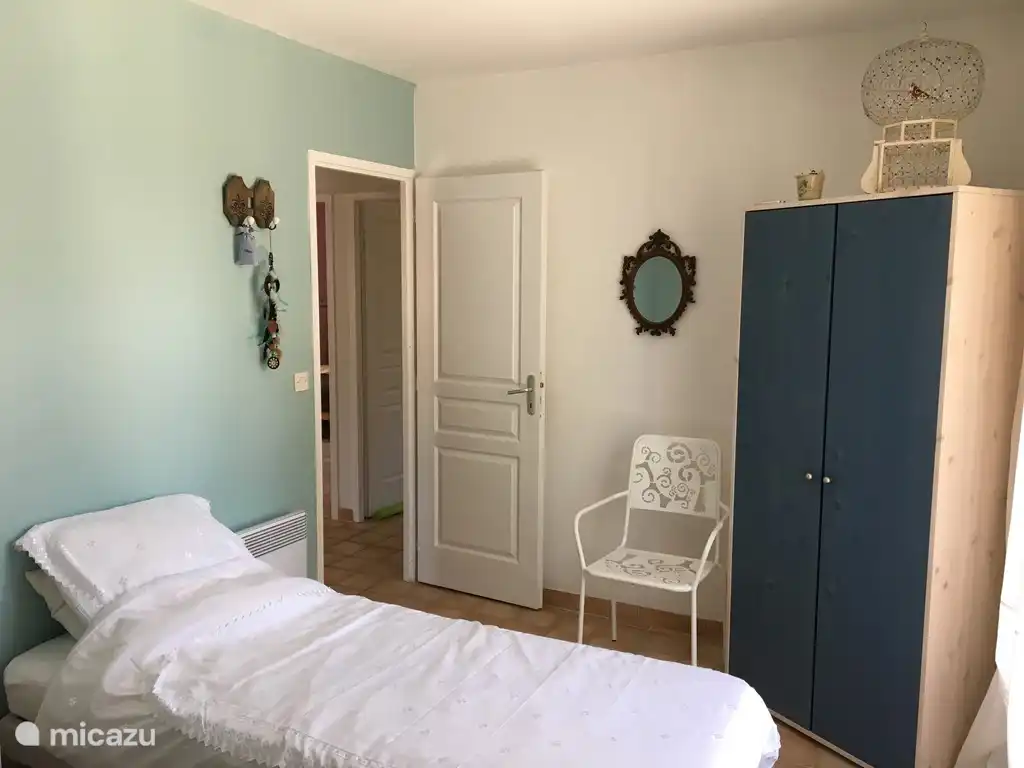 dormitorio con vista al valle