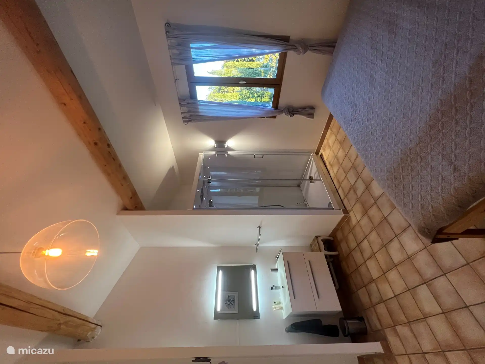 Cabina de vapor 140x90 que incluye terapia de luz, chorros de masaje y ducha de lluvia.