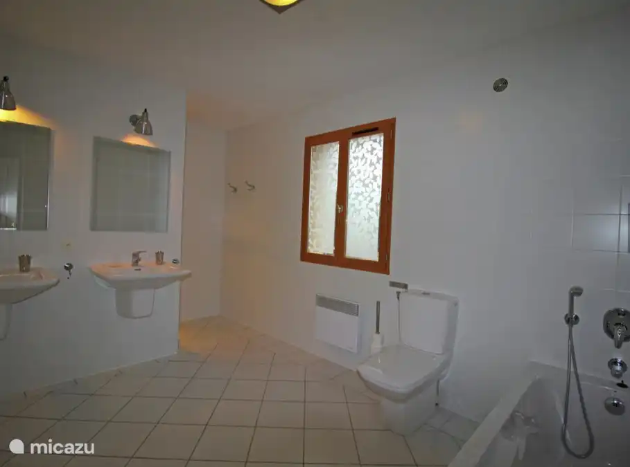 cuarto de ba&#241;o con ducha doble, lavabo doble, ba&#241;o y aseo