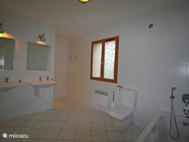 La Pinède : réf. et piscine refroidie | France, Vaucluse, Saint-Saturnin-lès-Apt - villa salle de bain avec douche double, double vasque, baignoire et WC