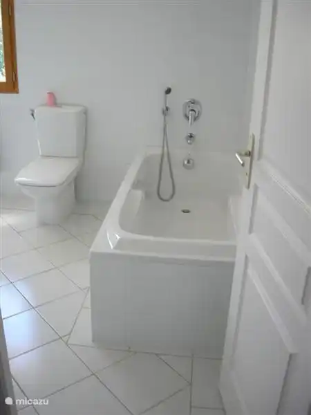 Amplio ba&#241;o y aseo