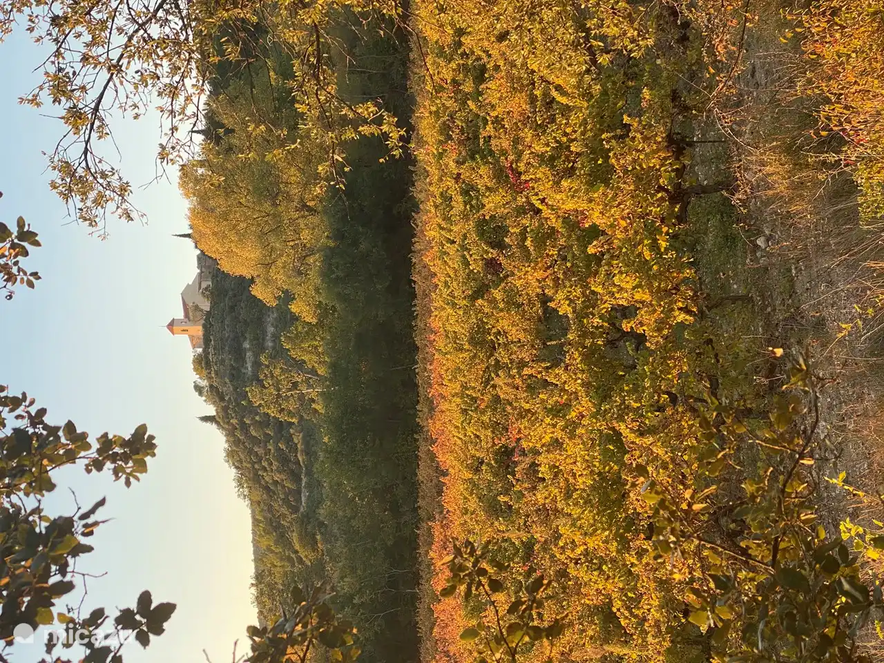 Desde la casa, un agradable paseo hasta la iglesia visible desde el balc&#243;n de Provece con una hermosa vista.