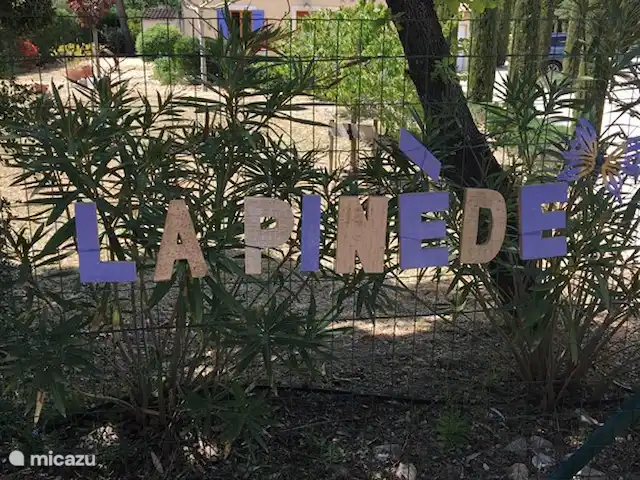 La Pinède : réf. et piscine refroidie | France, Vaucluse, Saint-Saturnin-lès-Apt - villa plaque signalétique avant