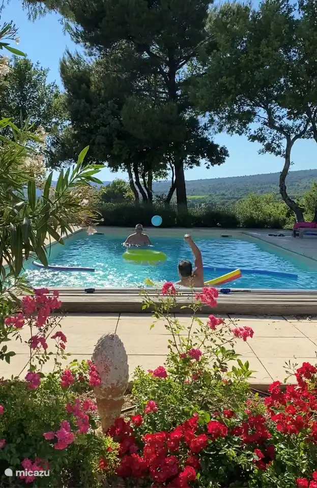 Disfruta de la piscina de 10x5, 1,40 de profundidad
