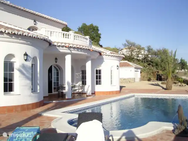 El Ancla huren in Spanje, Andalusië, Sayalonga - villa Zoekt u een Droomplek waar u een heerlijk ontspannende vakantie kunt beleven? Prachtige, royale en Luxe villa in de Costa del Sol met Privézwembad en een magnifiek Zeezicht!Villa El Ancla is gesitueerd in het hart van Andalusië, omringd door bergen en zee