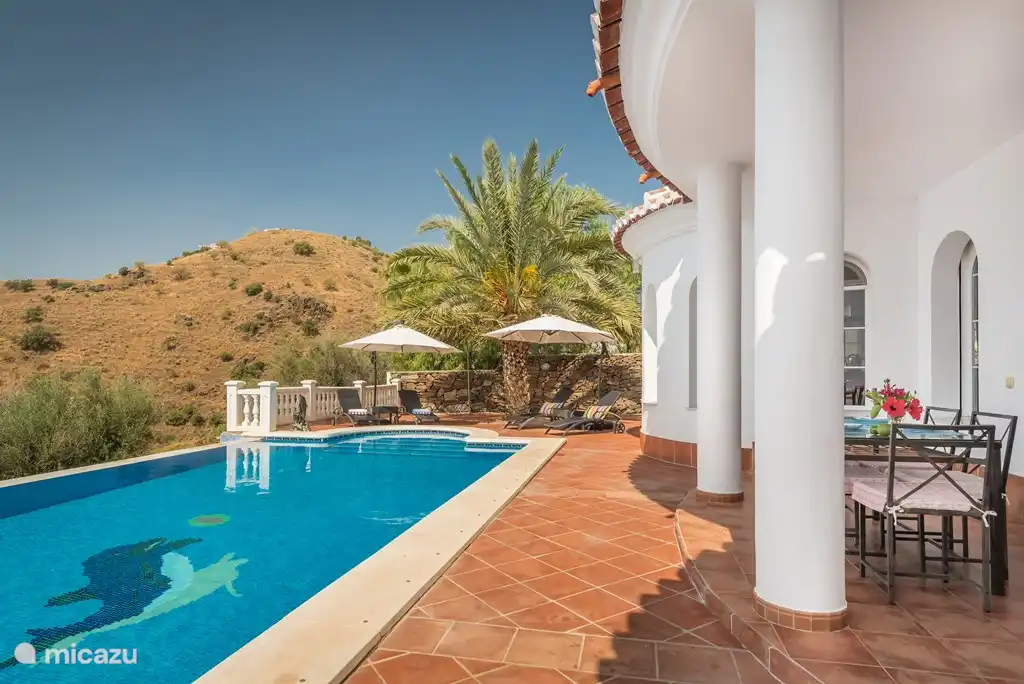 Schwimmbad und Terrasse