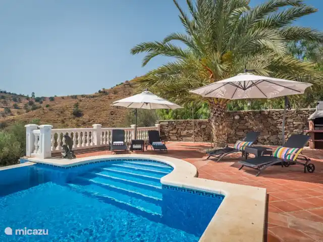 El Ancla huren in Spanje, Andalusië, Sayalonga - villa terras en roman entree zwembad