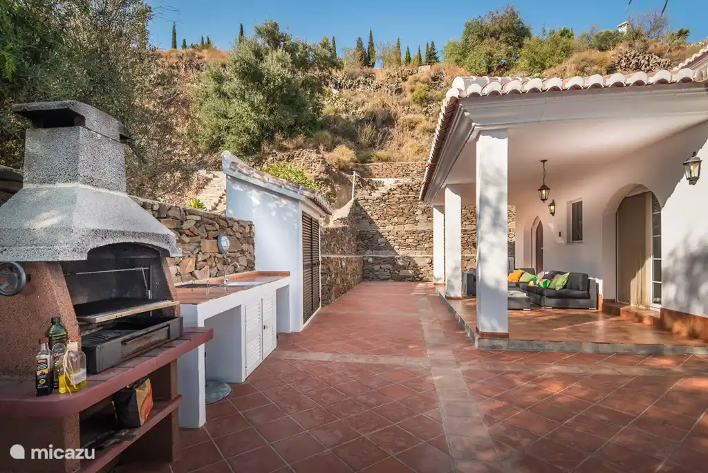 Outdoor-Küche, Grill und Lounge