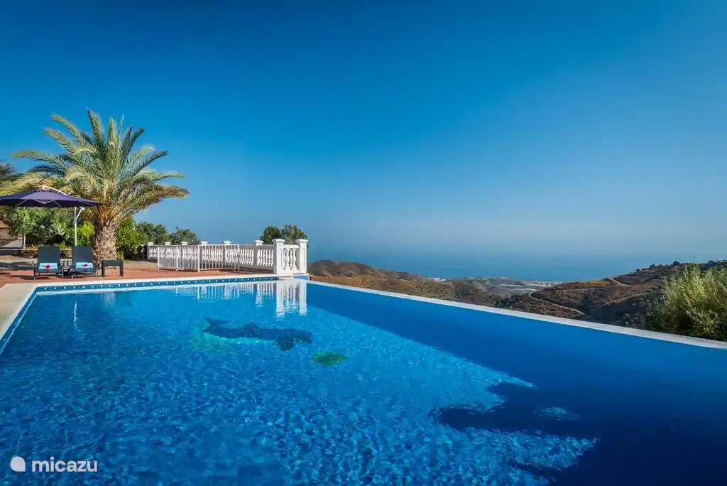 Pool mit Blick auf das Mittelmeer