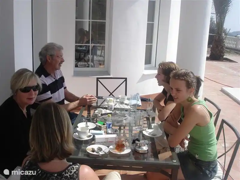 Mittagessen auf der Terrasse im Schatten