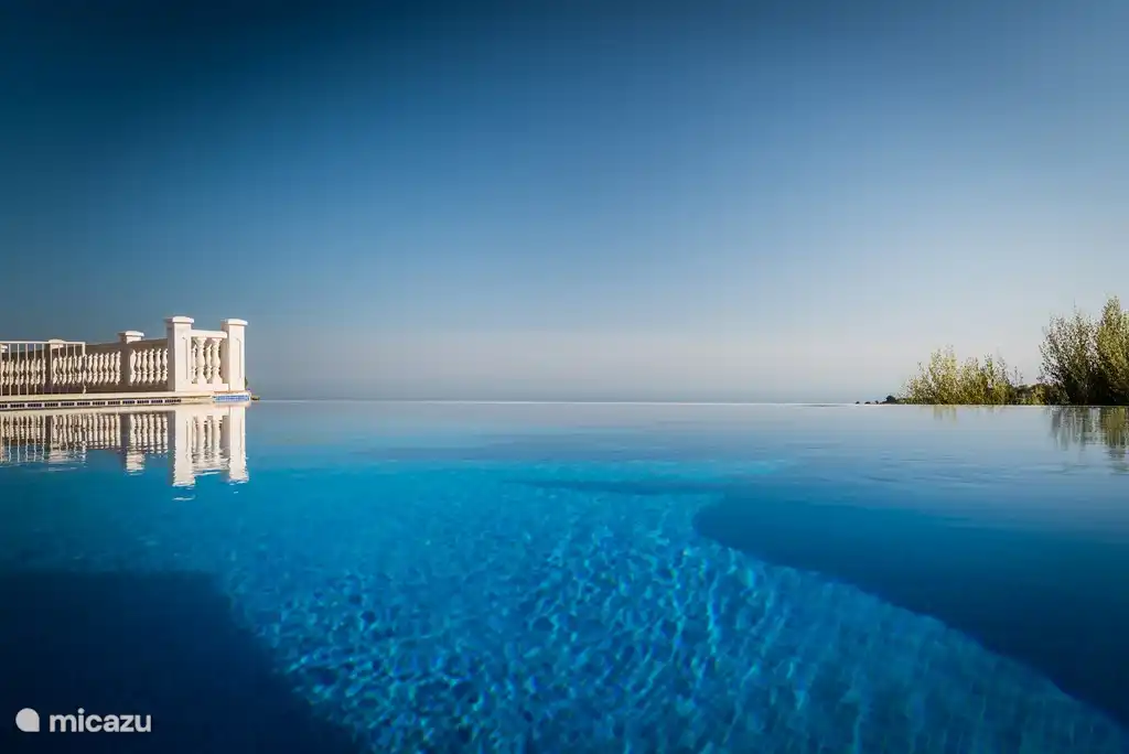 Infinity-Pool