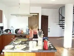 Petra bei der Herstellung Paella