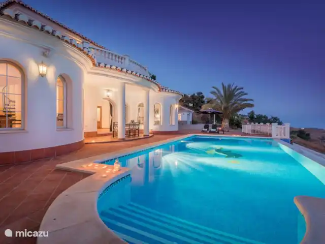 El Ancla huren in Spanje, Andalusië, Sayalonga - villa zwembad in de avond